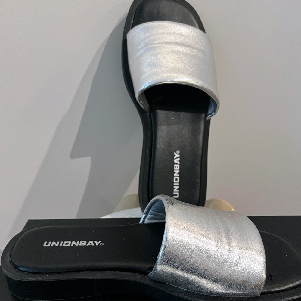 Unionbay Silver Sandals Sleek Minimalist Design